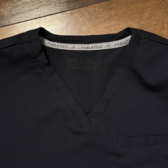Fabletics Women’s Scrub Set. Vital 1-pocket scrub top & on-call scrub jogger. - Picture 2 of 2